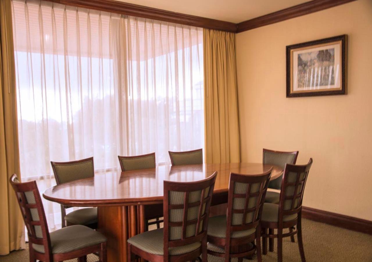 Wyndham San Jose Herradura Ngoại thất bức ảnh A typical dining room