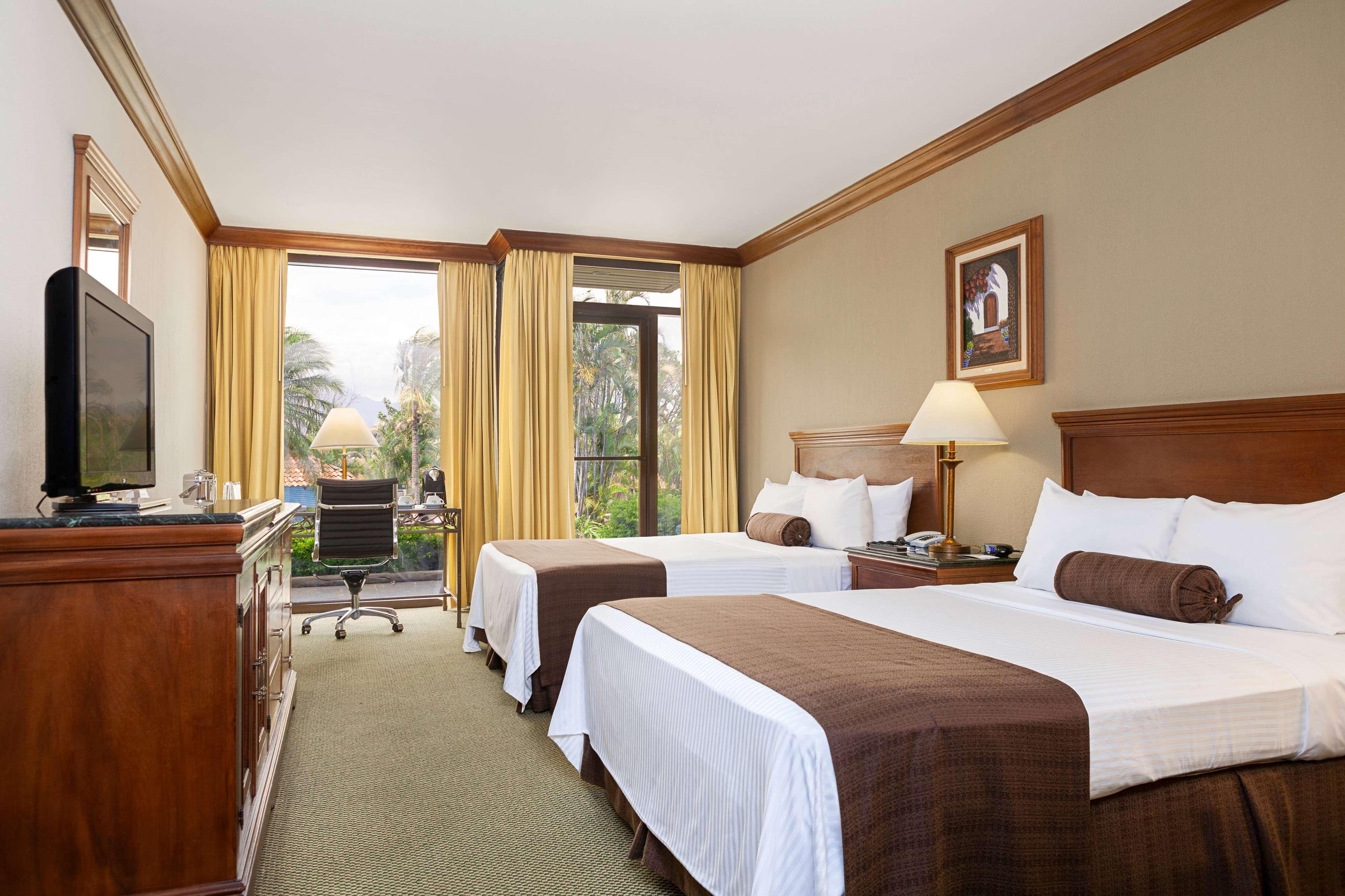 Wyndham San Jose Herradura Ngoại thất bức ảnh A typical guest room at the Hilton San Diego Bayfront