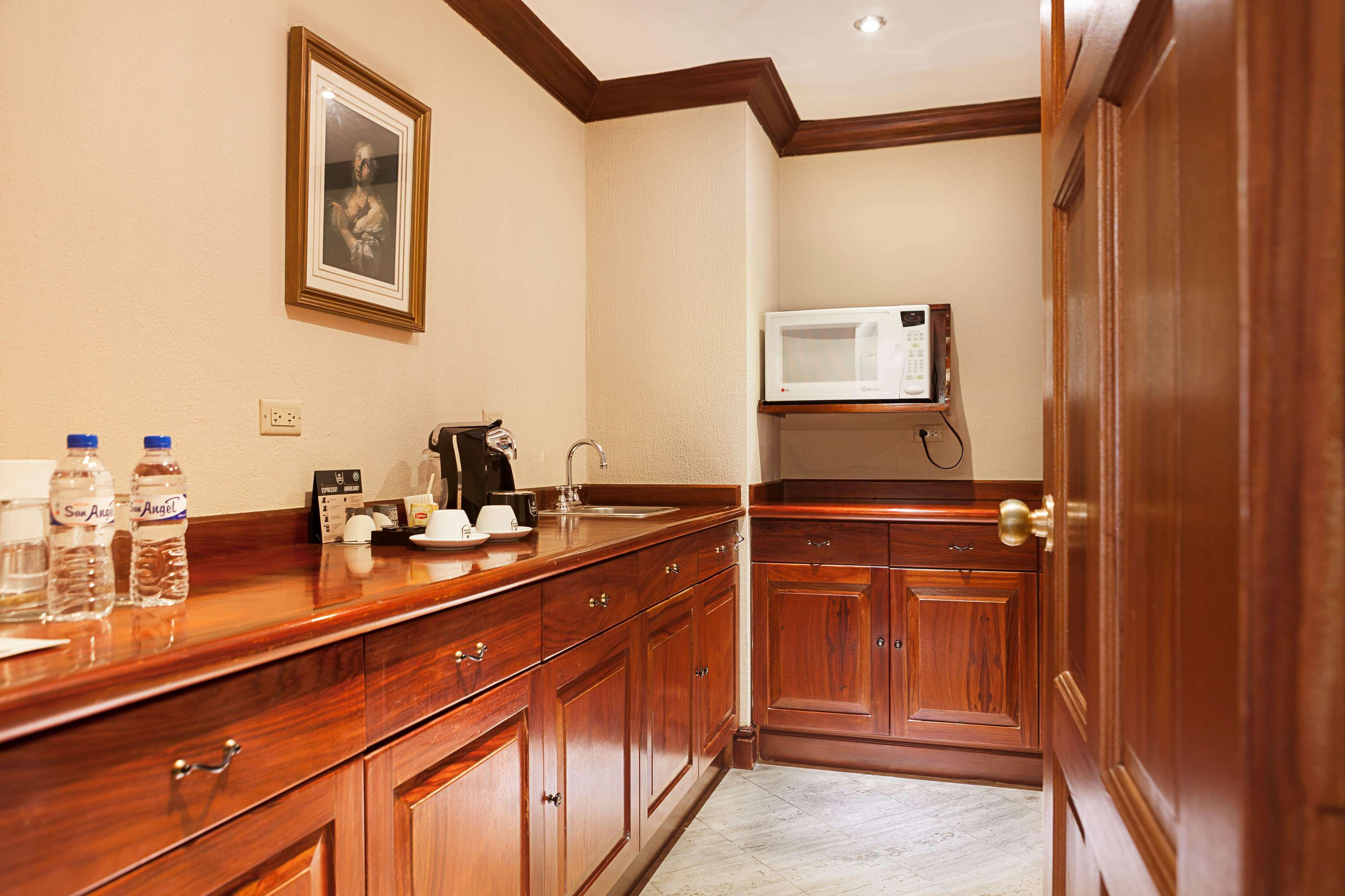 Wyndham San Jose Herradura Ngoại thất bức ảnh A kitchenette in a hotel room