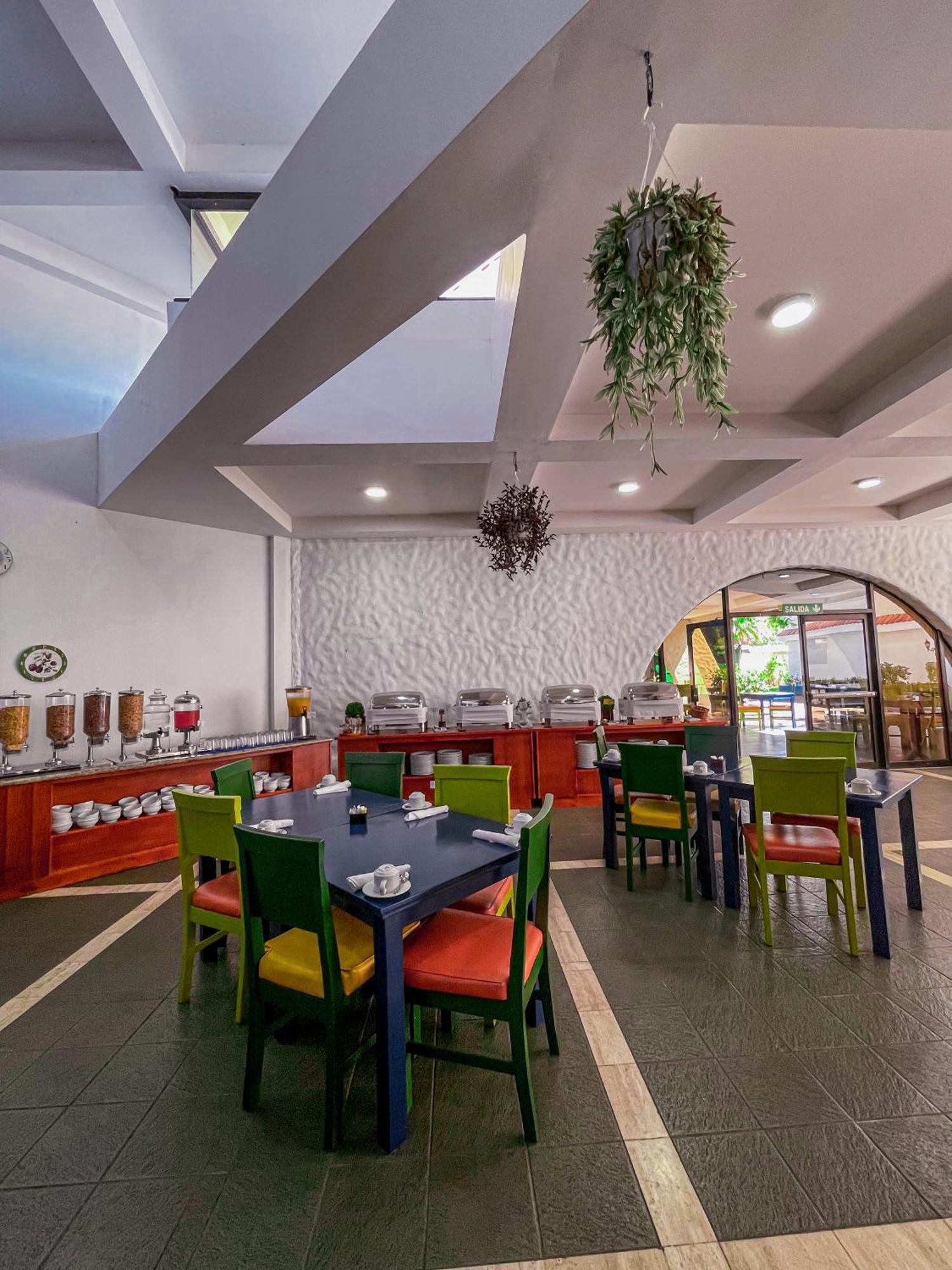Wyndham San Jose Herradura Ngoại thất bức ảnh The restaurant at the hotel