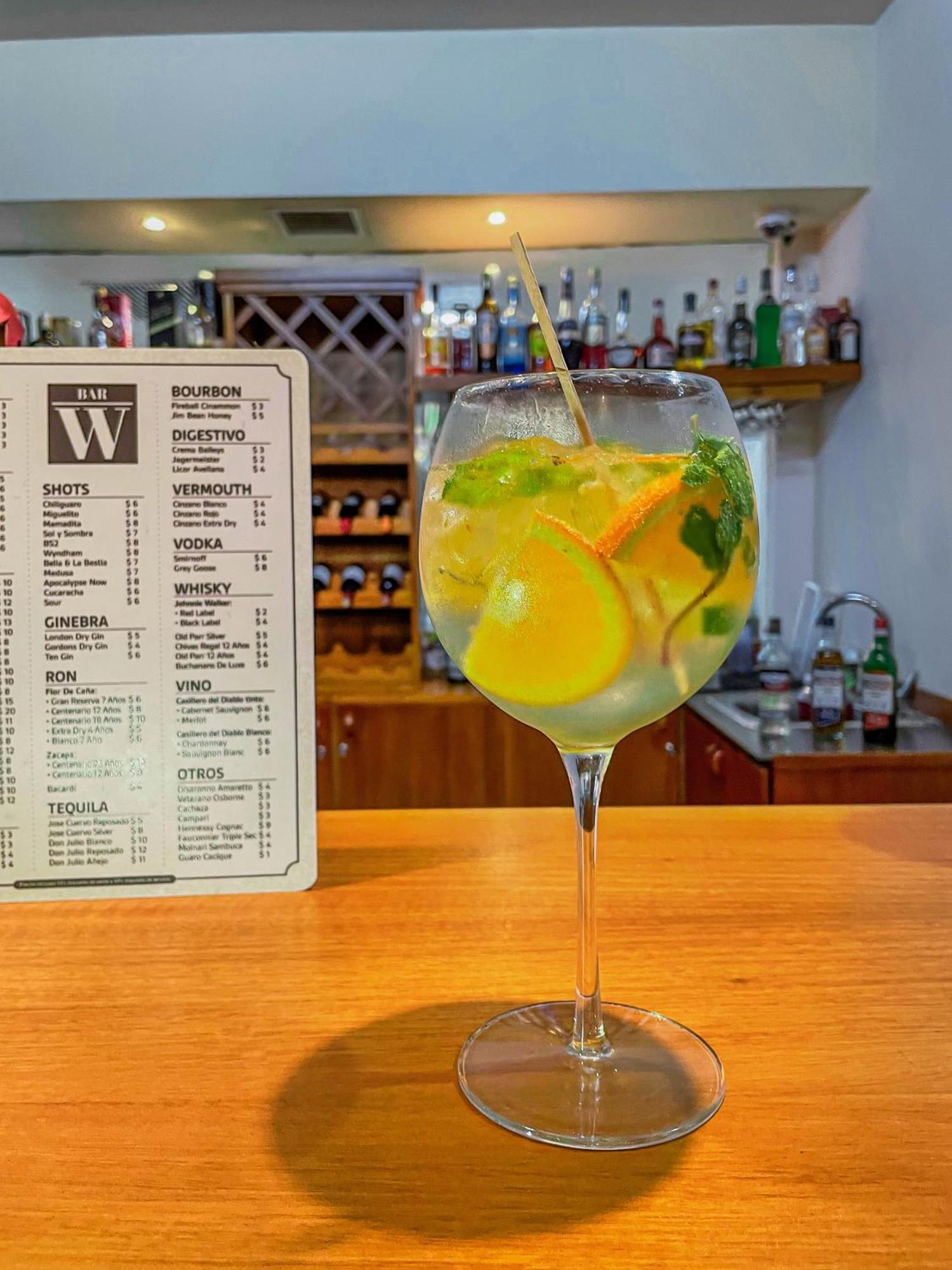 Wyndham San Jose Herradura Ngoại thất bức ảnh A gin and tonic with orange and lime