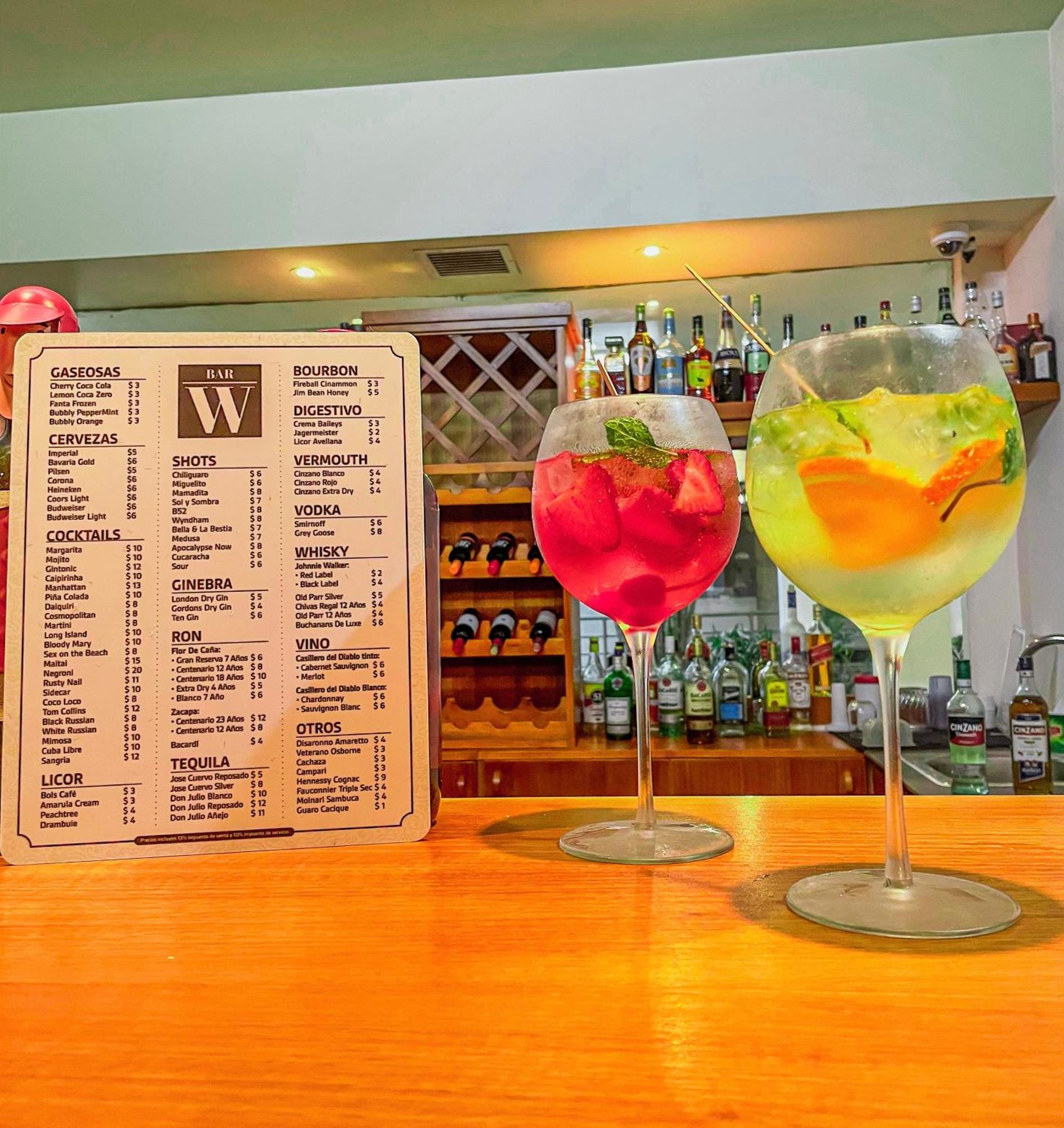 Wyndham San Jose Herradura Ngoại thất bức ảnh A gin and tonic (left) and a strawberry and lime gin and tonic (right)
