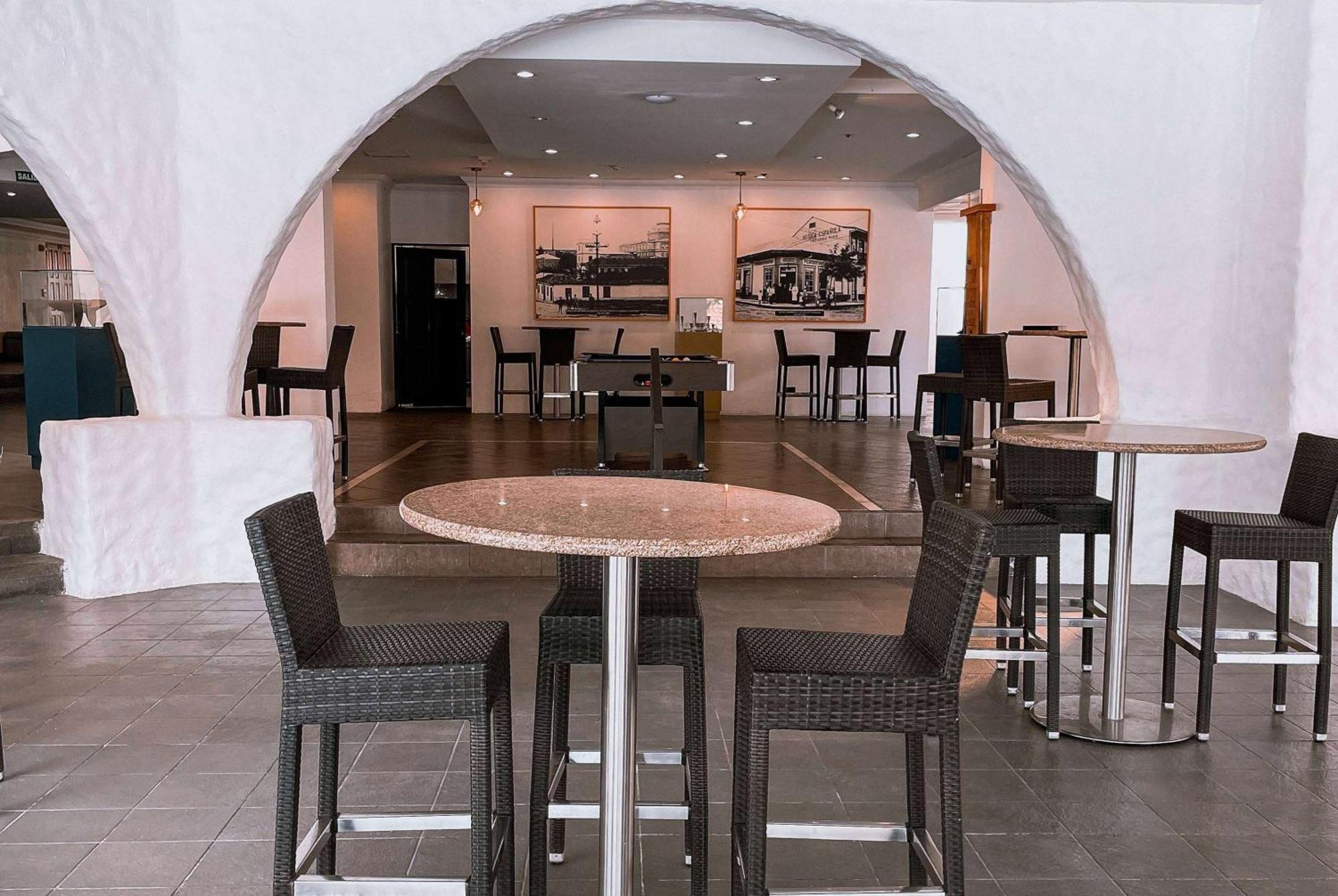 Wyndham San Jose Herradura Ngoại thất bức ảnh The lounge at the airport