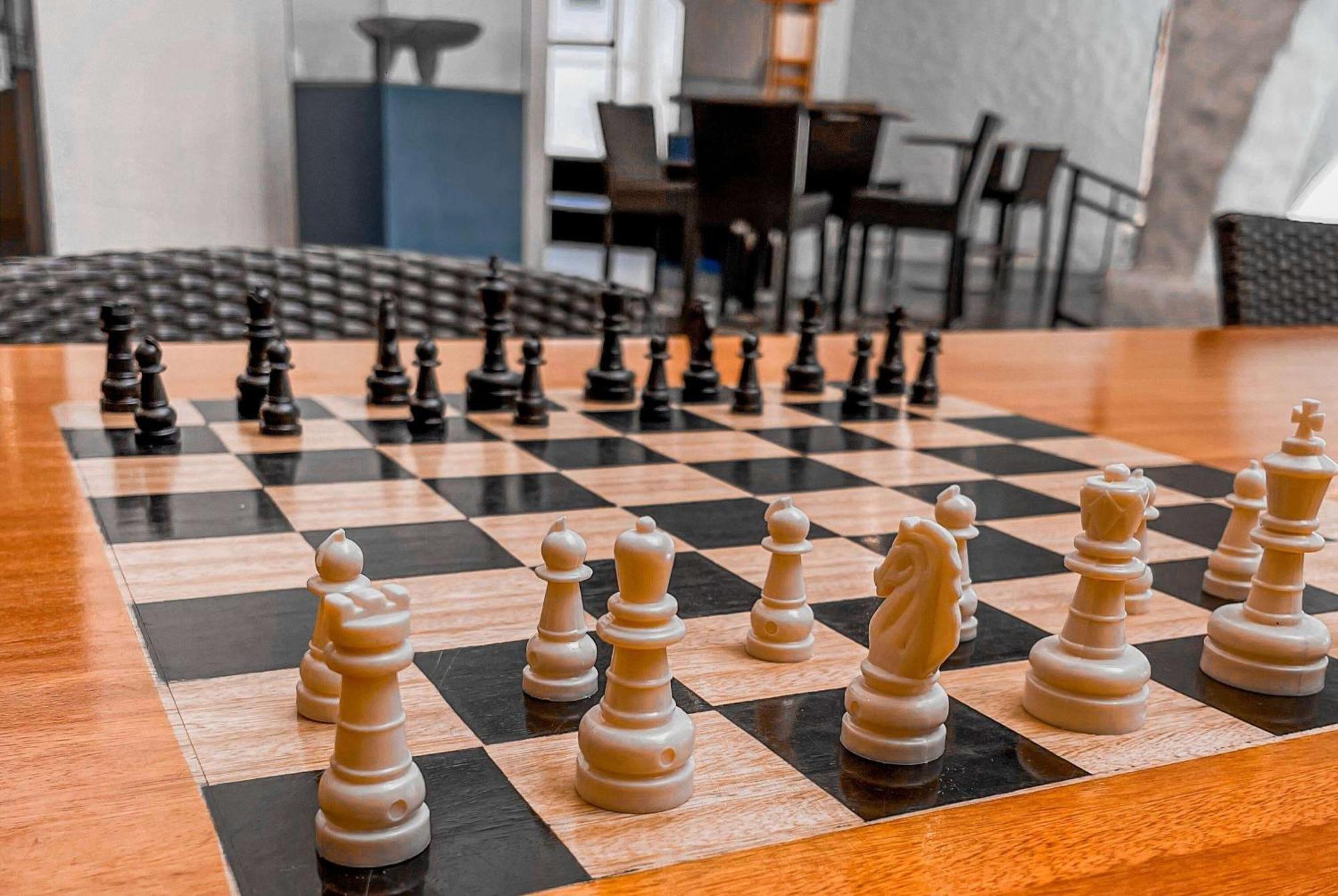Wyndham San Jose Herradura Ngoại thất bức ảnh Chess at the library