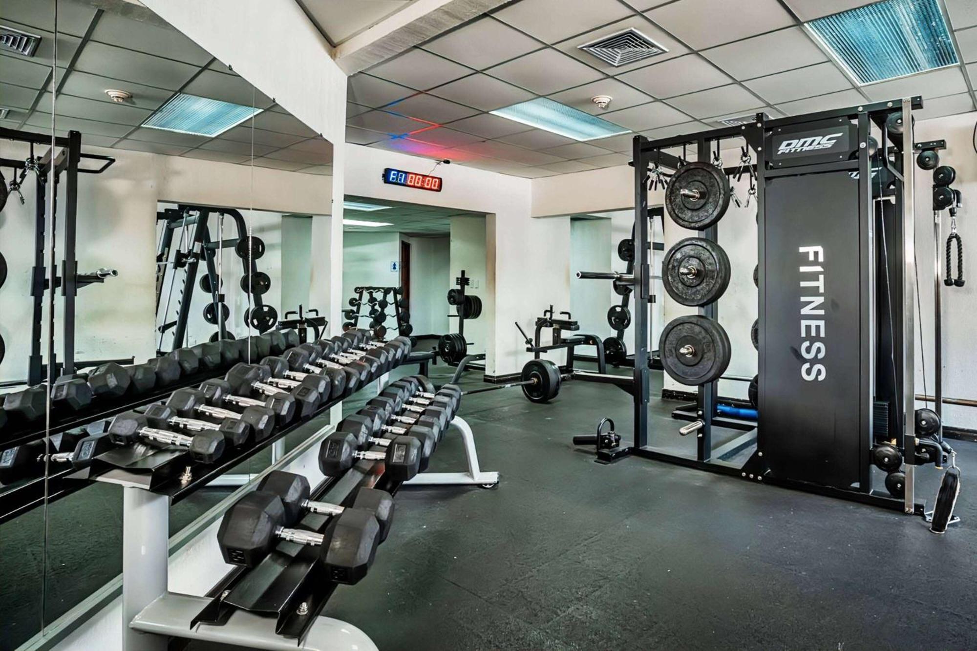 Wyndham San Jose Herradura Ngoại thất bức ảnh A typical gym