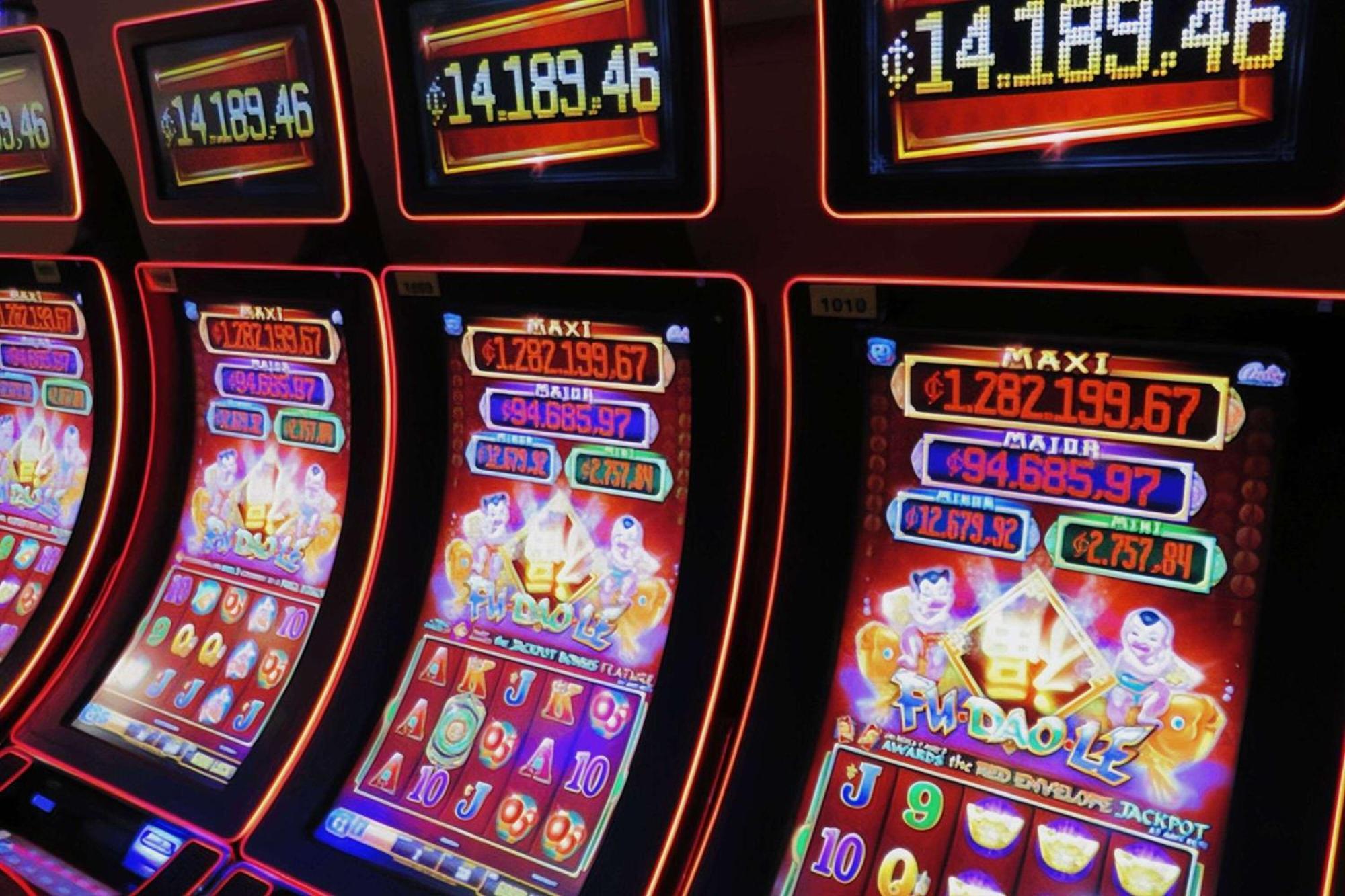 Wyndham San Jose Herradura Ngoại thất bức ảnh A row of slot machines