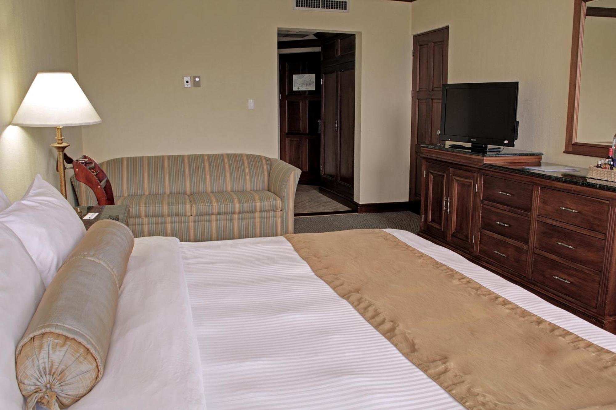 Wyndham San Jose Herradura Ngoại thất bức ảnh A room at the hotel