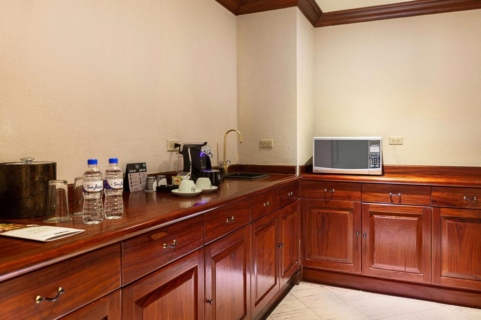 Wyndham San Jose Herradura Ngoại thất bức ảnh A wet bar in a hotel room