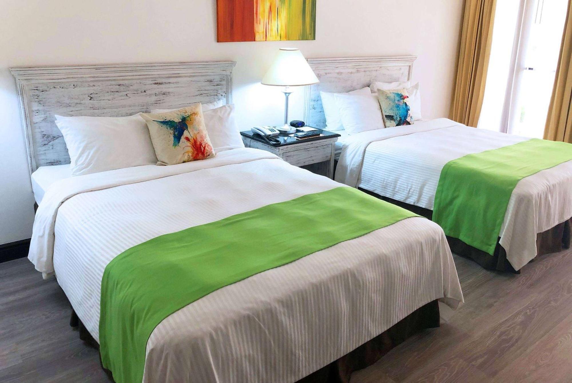 Wyndham San Jose Herradura Ngoại thất bức ảnh A bed runner